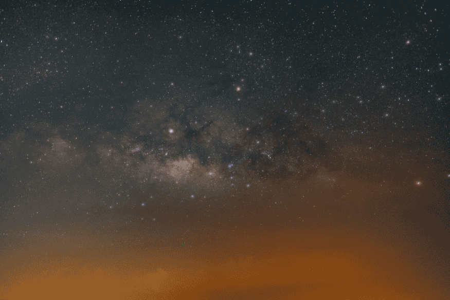 Céu noturno com a Via Láctea fotografado com longa exposição em local com pouca poluição luminosa.