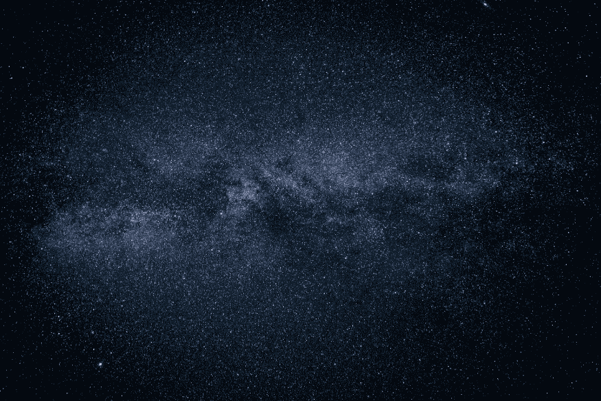 Registro detalhado da Via Láctea com longa exposição revelando bilhões de estrelas.