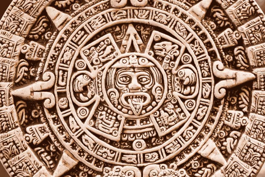 Escultura detalhada do calendário Maia com símbolos astronômicos e divindades