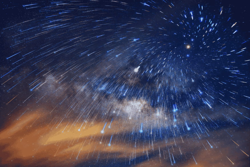 Céu estrelado com visual artístico de chuva de meteoros em movimento acelerado.