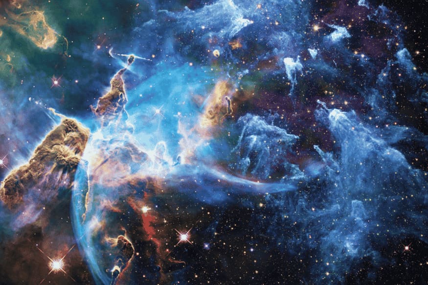 Nebulosa colorida com nuvens de gás e poeira interestelar, berço de novas estrelas.