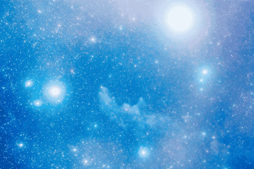 Céu estrelado com estrelas brilhantes em meio a uma nuvem interestelar azul.