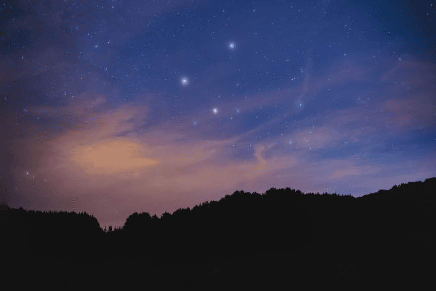 Estrelas e possíveis planetas alinhados no céu com nuvens iluminadas por luz crepuscular.
