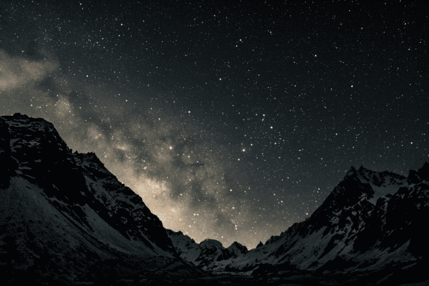 Céu noturno com a Via Láctea visível entre montanhas cobertas de neve