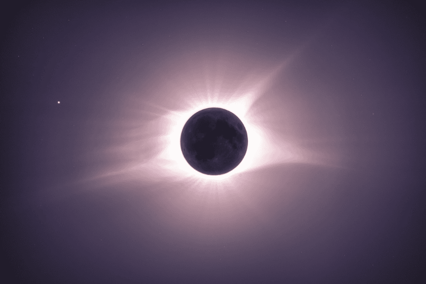 Coroa solar visível ao redor da Lua durante um eclipse solar total.