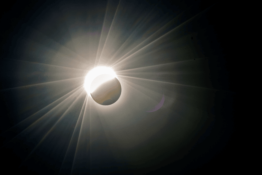 Eclipse solar com forte brilho ao redor do disco da Lua bloqueando o Sol.