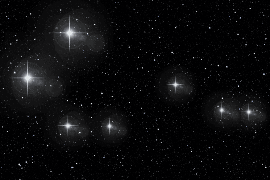 Campo estelar com várias estrelas visíveis, incluindo possíveis estrelas variáveis de brilho intenso.