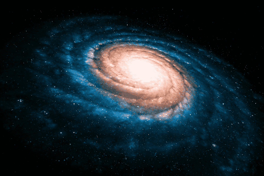 Galáxia espiral vista de cima com núcleo brilhante e braços azulados se expandindo pelo espaço.