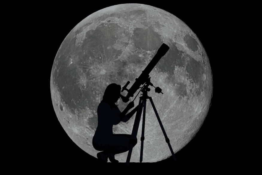 Pessoa observando a lua cheia com telescópio, em silhueta contra o disco lunar ampliado.
