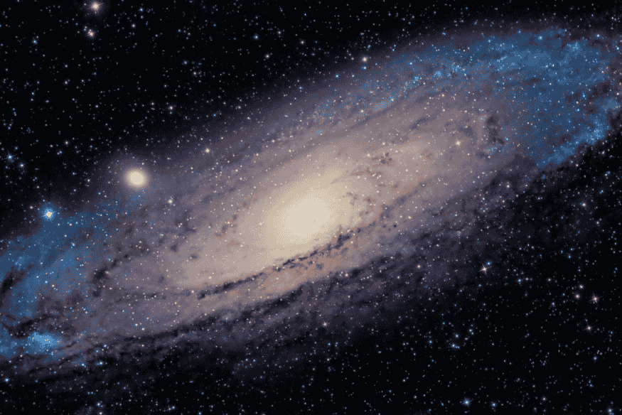 Galáxia espiral de perfil, com núcleo luminoso e braços extensos cheios de estrelas.