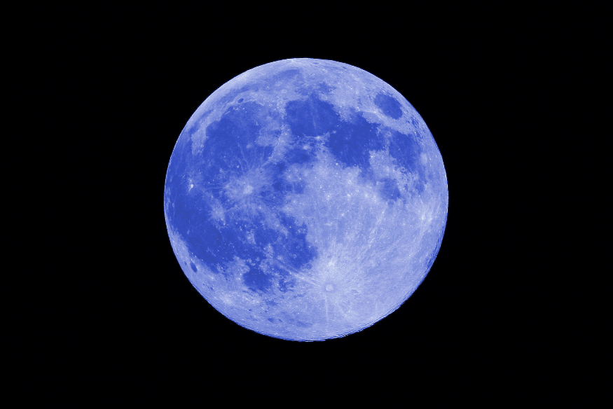 Imagem ampliada da lua cheia com coloração azulada, representando o fenômeno da lua azul.