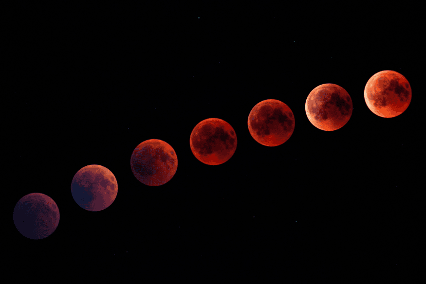Fases do eclipse lunar com transição da Lua cinza para vermelha em sequência no céu escuro.