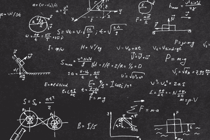 Quadro negro com fórmulas matemáticas e equações da física escritas com giz branco.