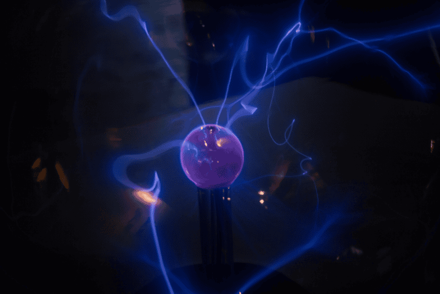 Representação conceitual de energia escura ou matéria invisível com raios e plasma.
