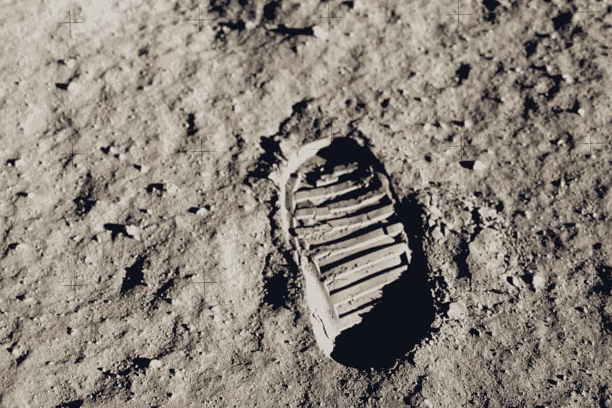Pegada de astronauta marcada na superfície da Lua, símbolo das missões espaciais humanas.