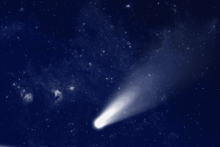 Cometa com cauda esbranquiçada em céu limpo azul-escuro, visível a olho nu.