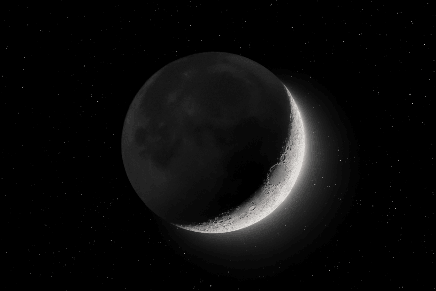 Lua parcialmente encoberta pela sombra da Terra durante um eclipse lunar.