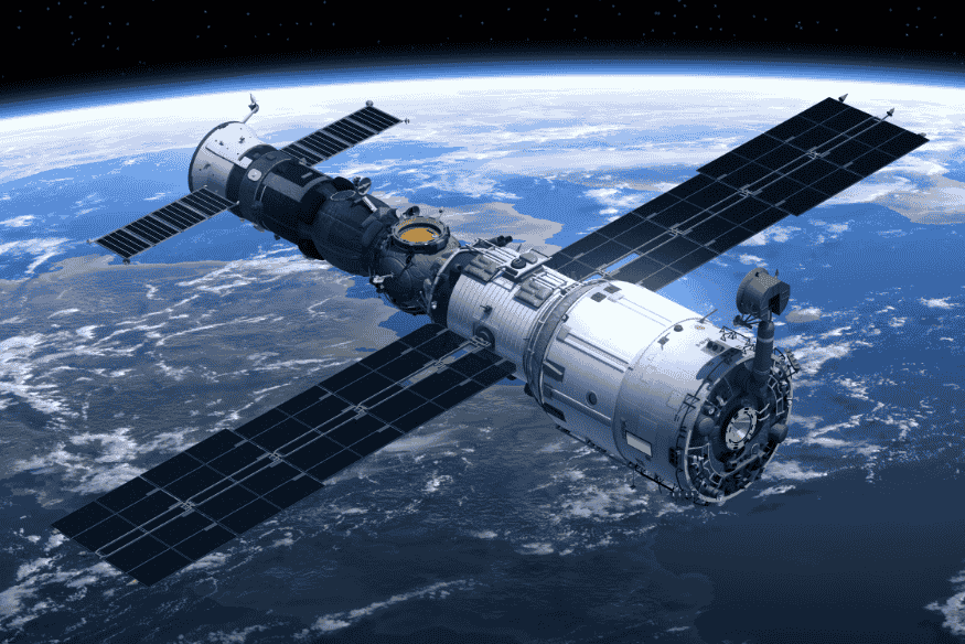 Estação espacial orbitando o planeta Terra, com módulos conectados.