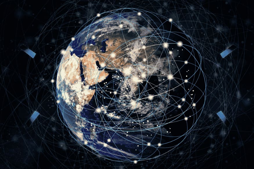 Representação da Terra com satélites orbitando em rede global.
