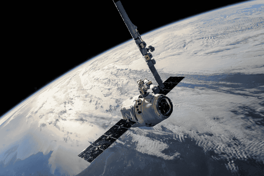 Satélite espacial com painel solar refletindo a luz do Sol acima da Terra.