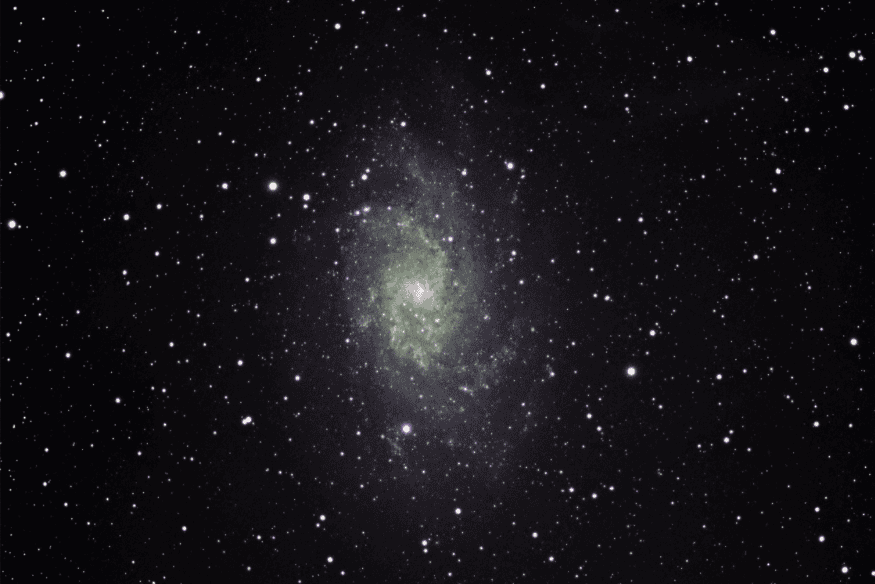 Imagem de uma galáxia espiral registrada por telescópio de observatório astronômico.