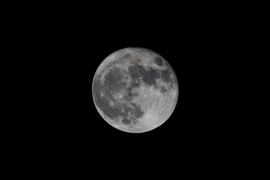 Superlua em destaque no céu escuro, revelando detalhes da superfície lunar com nitidez.