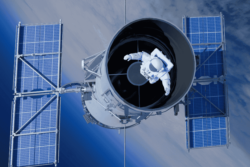 Astronauta realizando manutenção em um telescópio espacial em órbita.