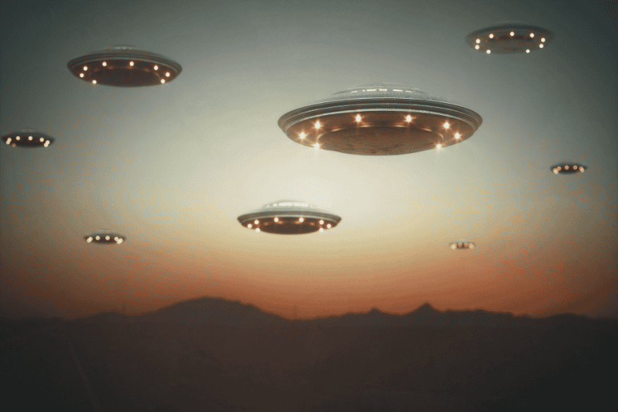 Conjunto de objetos voadores não identificados em formação no céu durante o pôr do sol, simulando contato alienígena.
